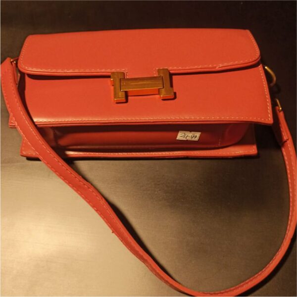 Elegant Ladies Shoulder Handbag – Sleek Red Design with Gold Accents