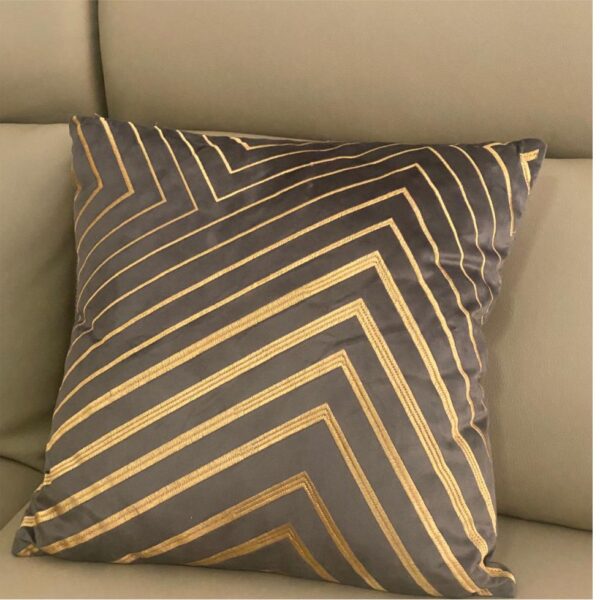 Chevron-Pattern Throw Pillow Set – Modern Gold & Navy Designs for Stylish Home Décor